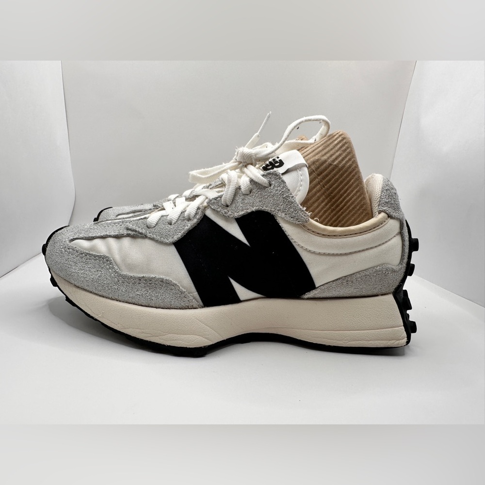 New Balance 327 Women’s Shoes Size 5 – White/Grey/Black  BS327FE  Retro